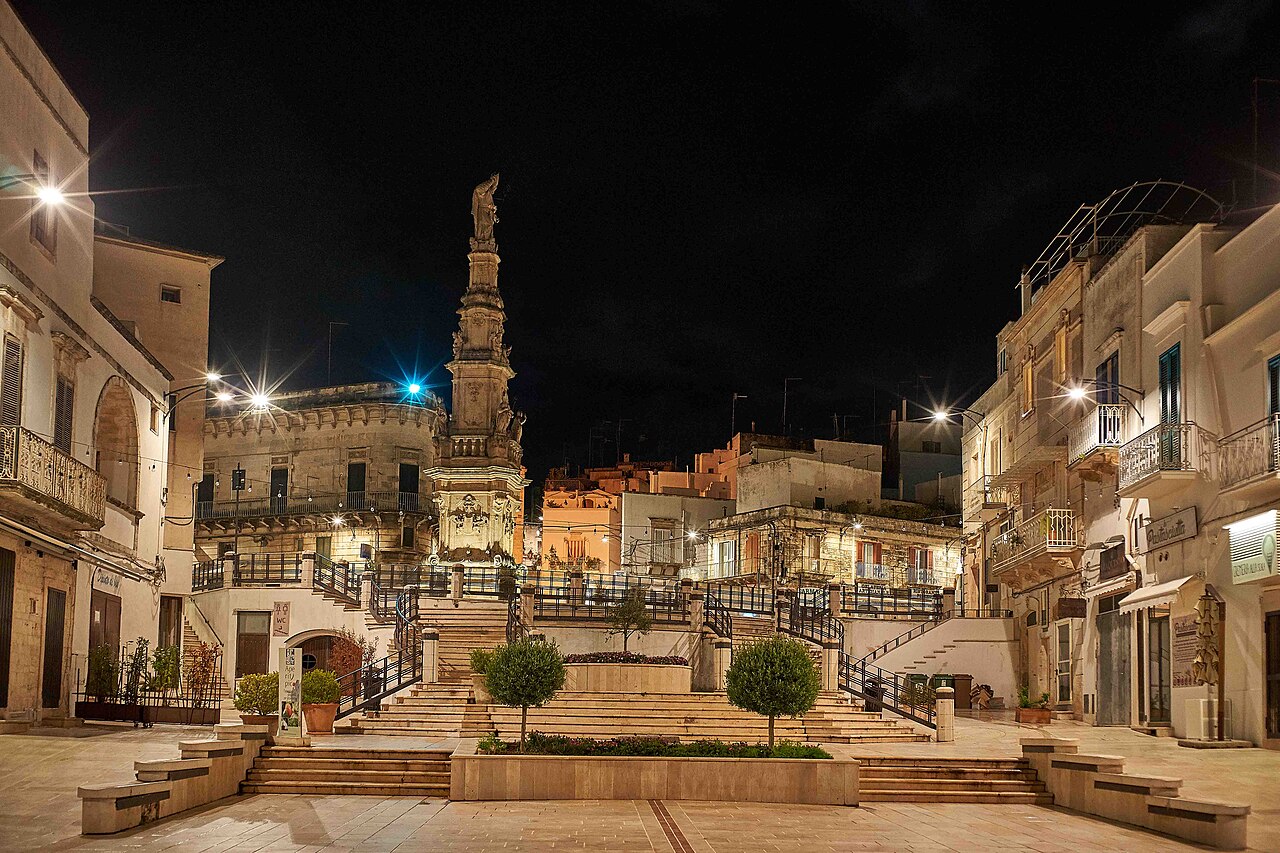 Panoramablick auf die weiss getunchte Altstadt von Ostuni